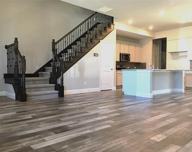 1353 Elaine Drive - Photo Thumbnail 3