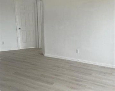 9916 Dryden Lane - Photo Thumbnail 4