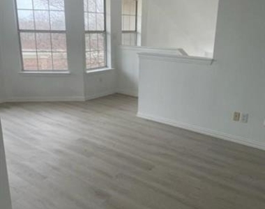 9916 Dryden Lane - Photo Thumbnail 3