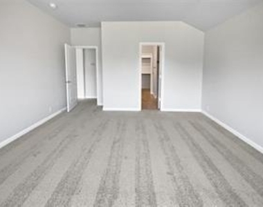 816 Oriel Circle - Photo Thumbnail 6