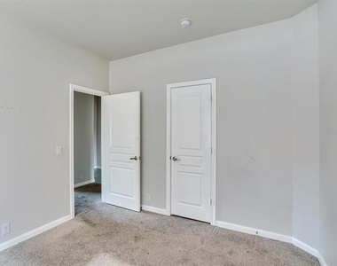 816 Oriel Circle - Photo Thumbnail 17