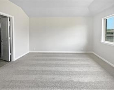 816 Oriel Circle - Photo Thumbnail 4