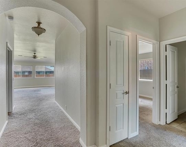 816 Oriel Circle - Photo Thumbnail 11