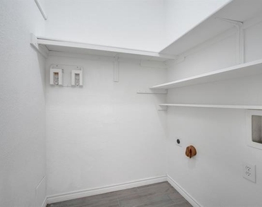 3607 W Northgate Drive - Photo Thumbnail 8