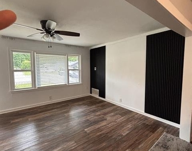 1104 Locust Street - Photo Thumbnail 2