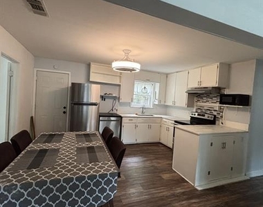 1104 Locust Street - Photo Thumbnail 4
