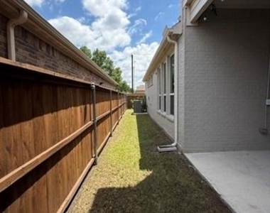 2726 Geranium Lane - Photo Thumbnail 22