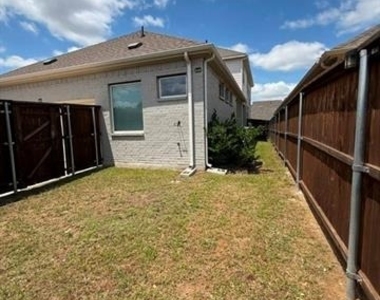 2726 Geranium Lane - Photo Thumbnail 20