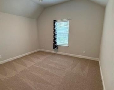 2726 Geranium Lane - Photo Thumbnail 15