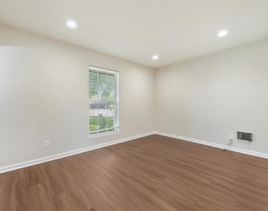 304 E Stone Road - Photo Thumbnail 6
