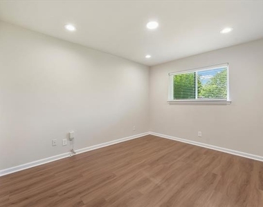 304 E Stone Road - Photo Thumbnail 10