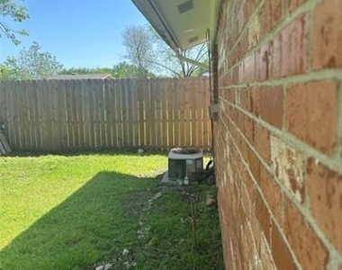 907 Broadway Avenue - Photo Thumbnail 6