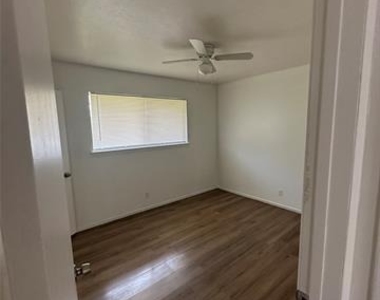 907 Broadway Avenue - Photo Thumbnail 1