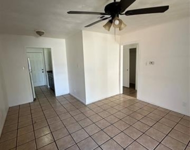 907 Broadway Avenue - Photo Thumbnail 2