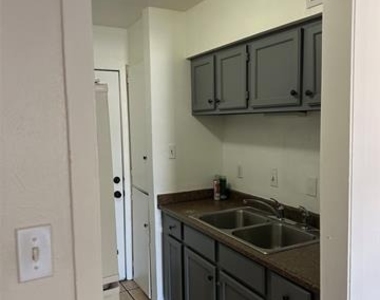 907 Broadway Avenue - Photo Thumbnail 3