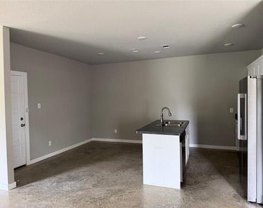 202 E Henderson Street - Photo Thumbnail 4