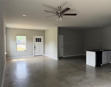 202 E Henderson Street - Photo Thumbnail 3
