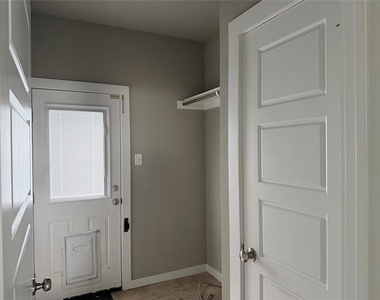 202 E Henderson Street - Photo Thumbnail 11