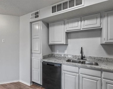 2300 Bamboo Drive - Photo Thumbnail 8