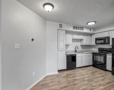2300 Bamboo Drive - Photo Thumbnail 4