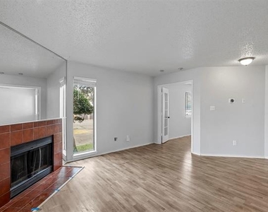 2300 Bamboo Drive - Photo Thumbnail 3