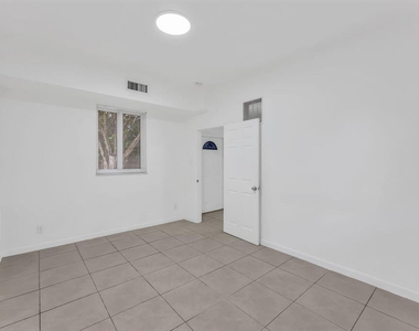 1340 Ne 1st Avenue - Photo Thumbnail 9