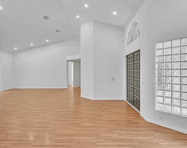 3420 Washington Lane - Photo Thumbnail 3