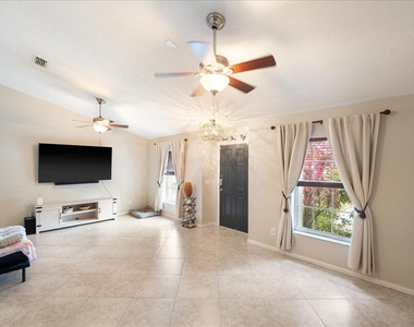 279 Sw Glenwood Drive - Photo Thumbnail 4