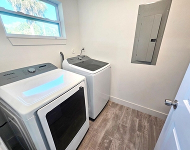 2447 Nw 5th Street - Photo Thumbnail 6