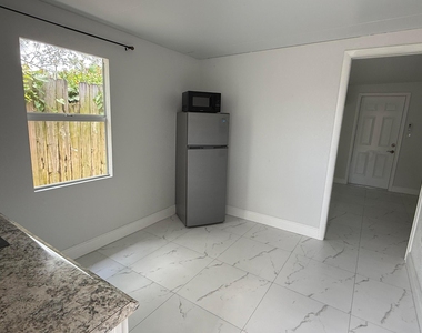 4904 Dillon Street - Photo Thumbnail 2