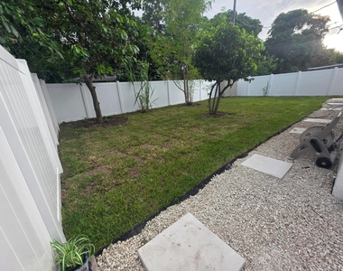 320 Sterling Avenue - Photo Thumbnail 15