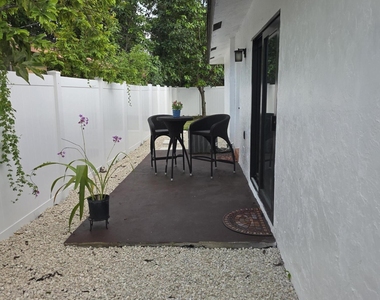 320 Sterling Avenue - Photo Thumbnail 12