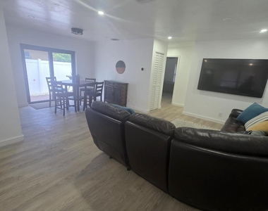 320 Sterling Avenue - Photo Thumbnail 3