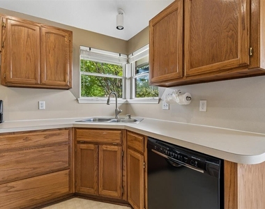1708 Creekside Court - Photo Thumbnail 15