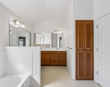 1708 Creekside Court - Photo Thumbnail 26