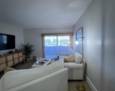 400 Kings Point Drive - Photo Thumbnail 16