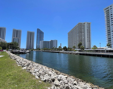 400 Kings Point Drive - Photo Thumbnail 40