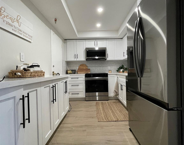400 Kings Point Drive - Photo Thumbnail 3