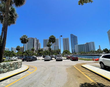 400 Kings Point Drive - Photo Thumbnail 38
