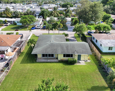 2022 Collier Avenue - Photo Thumbnail 15