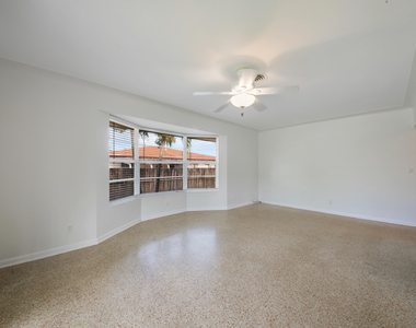 2022 Collier Avenue - Photo Thumbnail 6
