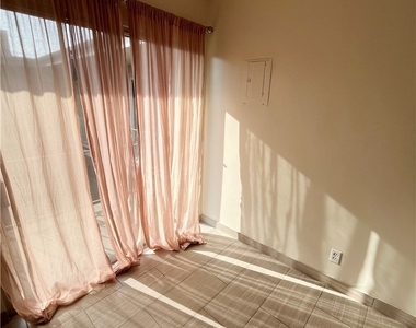 837 S Windsor Boulevard - Photo Thumbnail 29