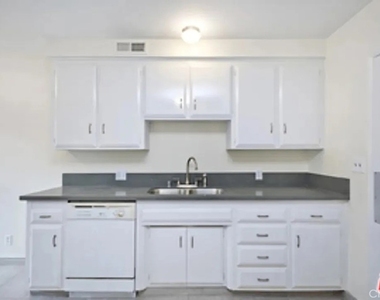 837 S Windsor Boulevard - Photo Thumbnail 6