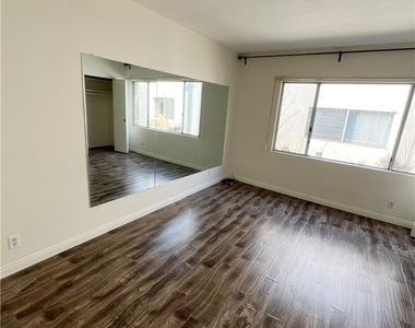 837 S Windsor Boulevard - Photo Thumbnail 15