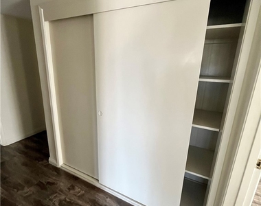 837 S Windsor Boulevard - Photo Thumbnail 21