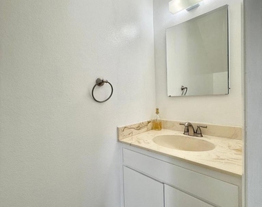 263 S Ventura Road - Photo Thumbnail 11