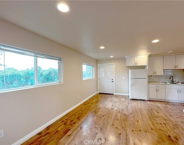17134 Saticoy Street - Photo Thumbnail 3