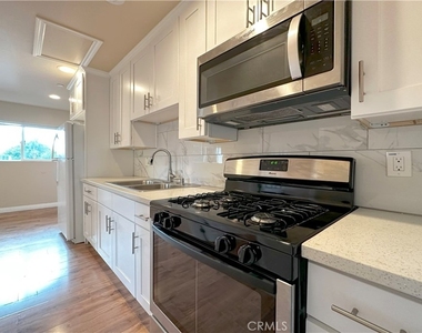17134 Saticoy Street - Photo Thumbnail 5