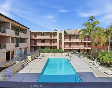 17000 Burbank Boulevard - Photo Thumbnail 17