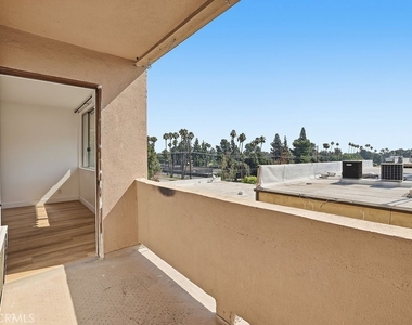 17000 Burbank Boulevard - Photo Thumbnail 15